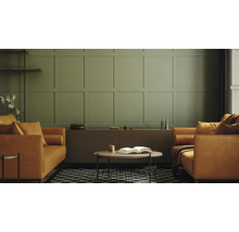 Vardagsrum med två soffor, soffbord och dekorativ väggpanel.