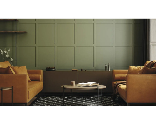 Vardagsrum med två soffor, soffbord och dekorativ väggpanel.