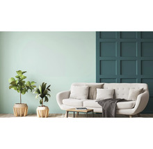 Vardagsrum med soffa, sidobord och krukväxter