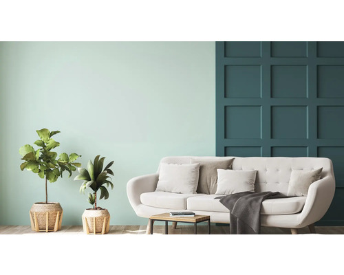 Vardagsrum med soffa, sidobord och krukväxter