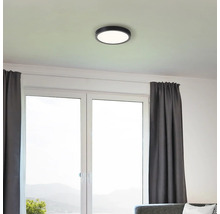 Taklampa i ett ljust rum