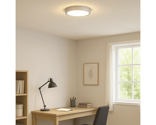 Belyst arbetsrum med taklampa, skrivbord och fönster.