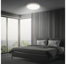 Sovrum med taklampa, säng och fönster