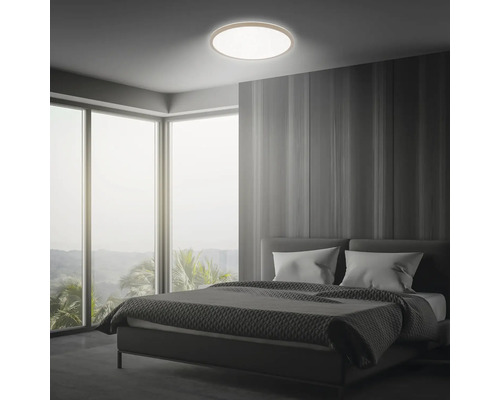 Sovrum med taklampa, säng och fönster