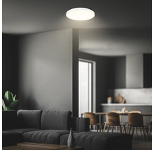 Taklampa i ett vardagsrum.