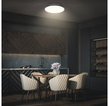 Matbord med stolar och taklampa i modern köksdesign.