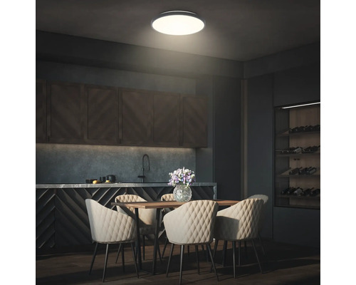 Matbord med stolar och taklampa i modern köksdesign.