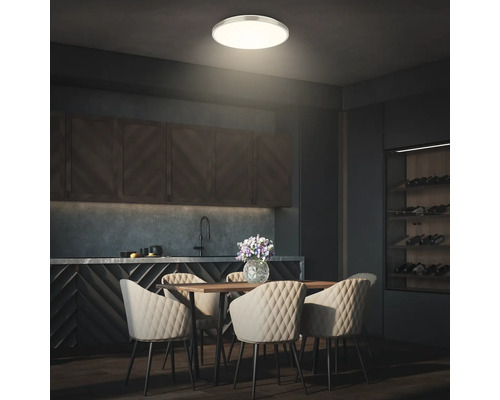 Matsal med matbord, stolar och rund taklampa