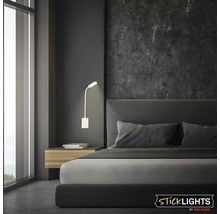 Sovrum med säng och monterad LED-vägglampa