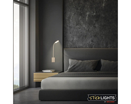 Sovrum med säng, sängbord och LED-vägglampa