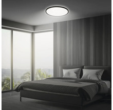 Sovrum med taklampa, säng och fönster