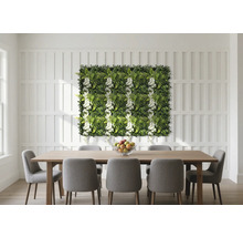 Matsal med matbord, stolar och växtvägg