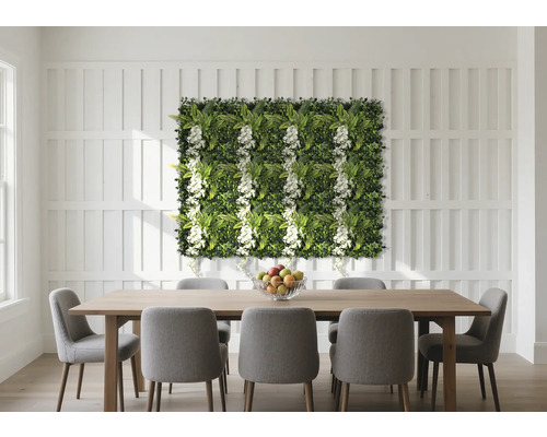 Matsal med matbord, stolar och växtvägg