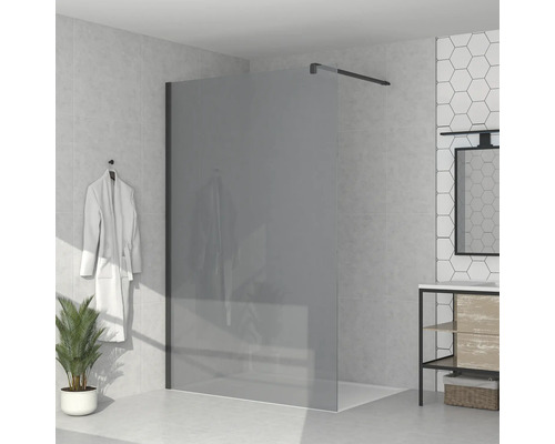 Badrum med duschvägg, tvättställ och dekorationer för en ljus och organiserad atmosfär.