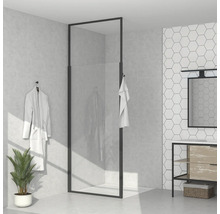 Modernt badrum med duschkabin, tvättställ och dekorativa element för en stilfull atmosfär.