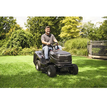 Man klipper gräsmattan med en AL-KO åkgräsklippare.