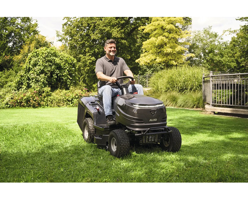 Man klipper gräsmattan med en AL-KO åkgräsklippare.