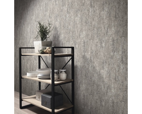 Väggdesign med grå strukturtapet och hylla