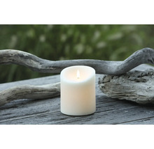 Dekorativt vaxljus på träbord