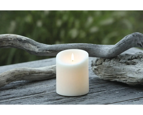 Dekorativt vaxljus på träbord