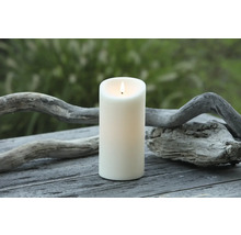 Dekorativt LED-ljus med vax på ett träbord