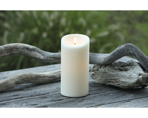 Dekorativt LED-ljus med vax på ett träbord