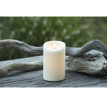 Dekorativt ljus med låga på ett träbord