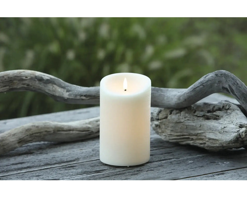 Dekorativt ljus med låga på ett träbord