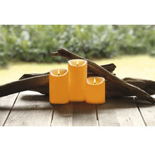 Dekorativa LED-ljus på ett träbord