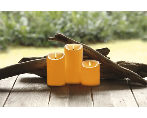 Dekorativa LED-ljus på ett träbord