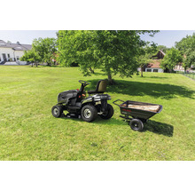 Åkgräsklippare med släpvagn på en gräsmatta