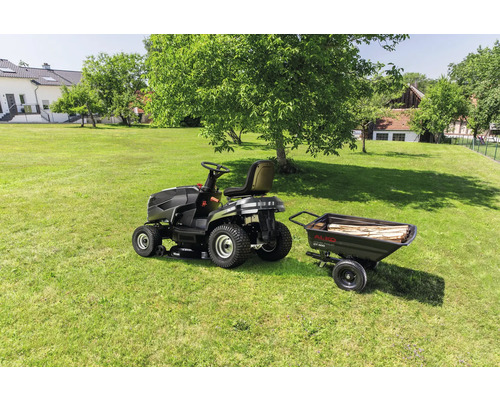 Åkgräsklippare med släpvagn på en gräsmatta