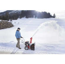 En person använder en AL-KO snöslunga för att röja snö.