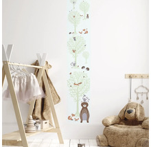 Barnrum med väggdekal med skogsdjur som tillväxtmätare