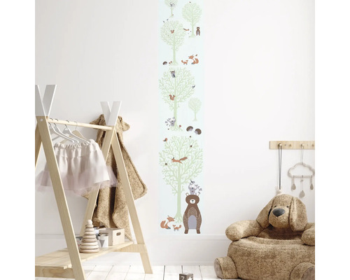 Barnrum med väggdekal med skogsdjur som tillväxtmätare