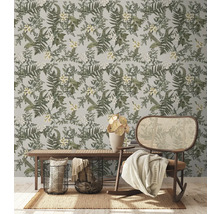 Dekorativt rum med botanisk tapet, bänk och rottinggungstol.