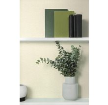 Dekorativ scen med böcker och eukalyptus i en vas på en hylla