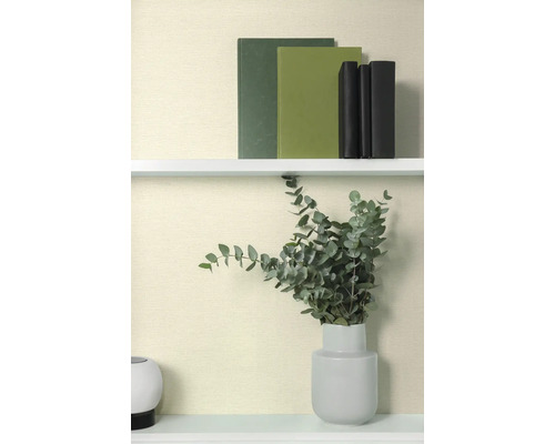 Dekorativ scen med böcker och eukalyptus i en vas på en hylla