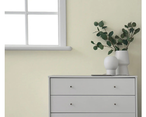 Interiörvy med byrå, dekoration och fönster för en ljus och organiserad atmosfär.