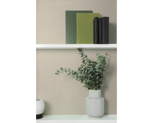 Hylla med böcker och eukalyptus i vas