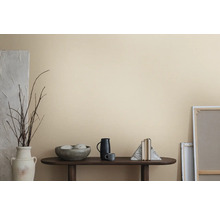 Väggdekoration med bord, dekoration och duk