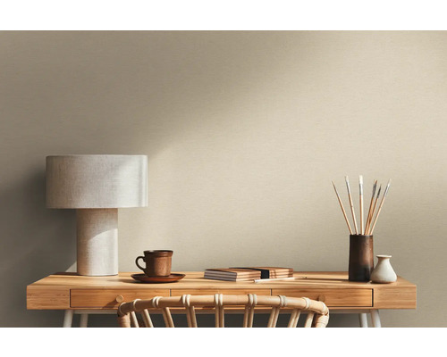 Scen med skrivbord, lampa och målartillbehör framför en vägg