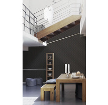 Matsal med matbord, bänk, hylla och dekorativ tapet