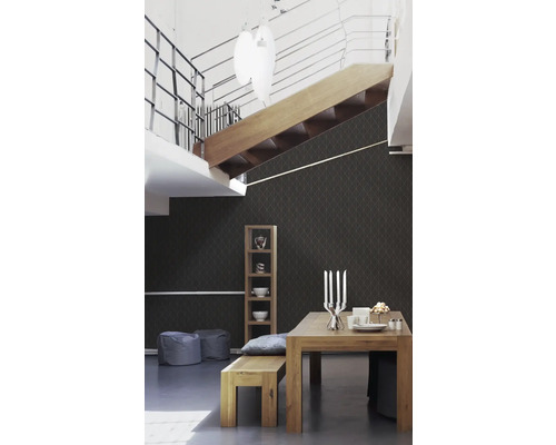 Matsal med matbord, bänk, hylla och dekorativ tapet