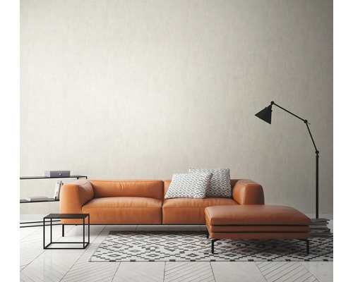 Vardagsrum med skinnsoffa, matta, golvlampa och sidobord