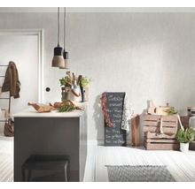 Köksscen med köksö, hänglampor och en tavla med meny