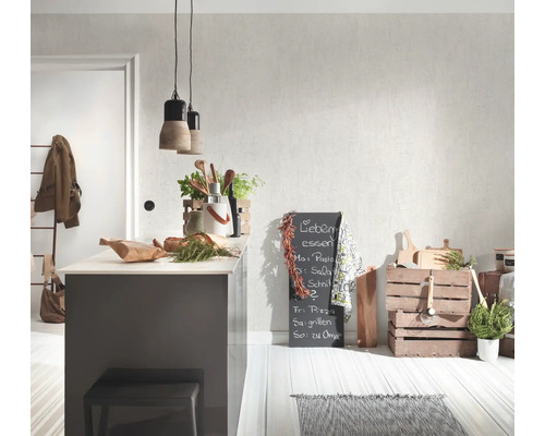 Köksscen med köksö, hänglampor och en tavla med meny