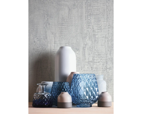 Arrangemang av olika vaser och dekorativa behållare