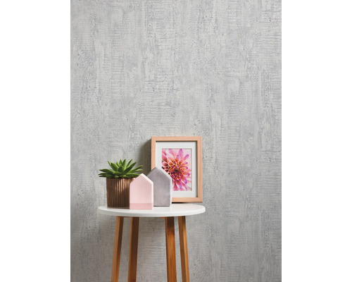 Närbild av en grå strukturtapet med bord, dekorationer och en fotoram