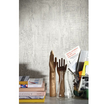 Tapet med putsstruktur i en ljus nyans som bakgrund för en bordsdekoration